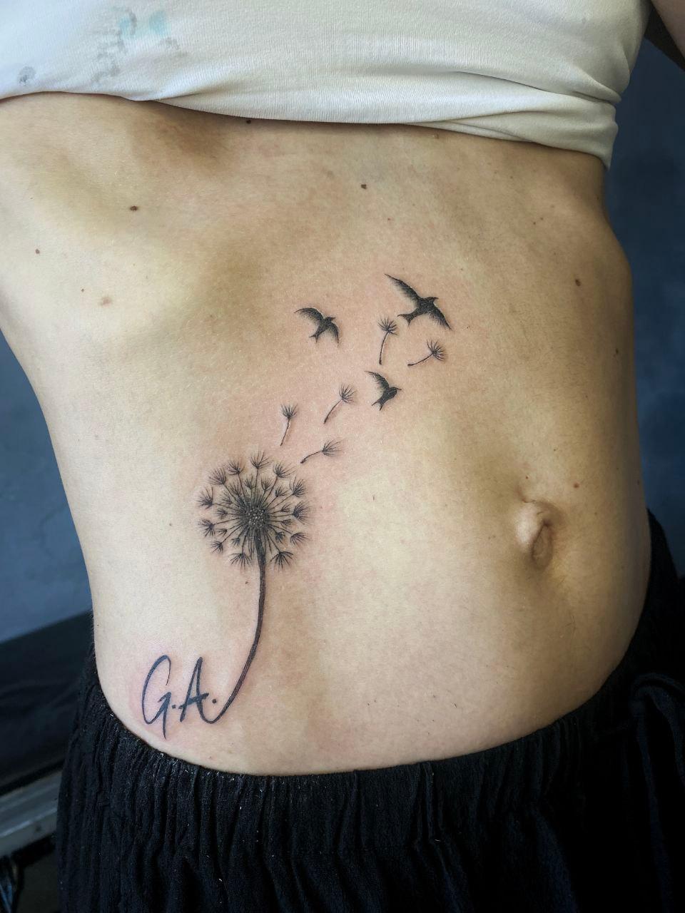 Tatuaje delicado de diente de león con aves en el costado